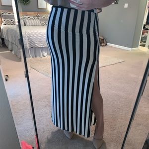Rue 21 black and white maxi skirt with slit